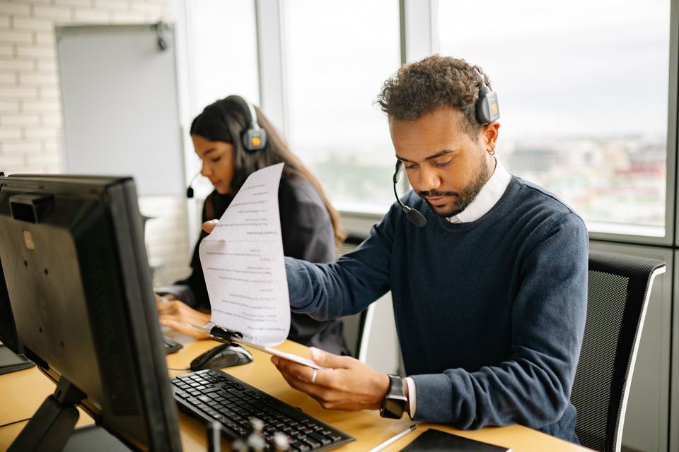Conseiller Financial House accueillant des clients en agence