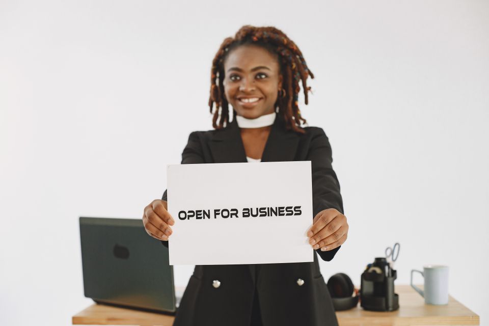 Entrepreneure camerounaise dans son atelier
